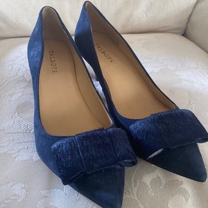 Indigo blue suede pump with bow